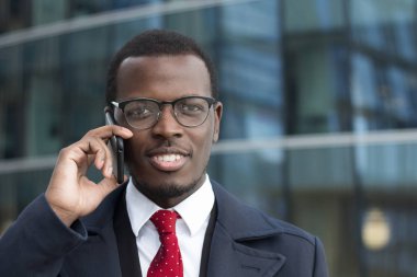 Cep telefonu, özenli ve duyduğu Haberler üzerinde duruldu seyir üzerinde tartışma sahip şehir merkezi sokakta duran resmi elbise esmer genç iş adamı yatay portresi giymiş