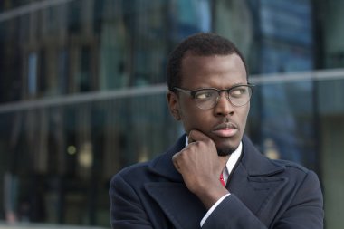 Esmer genç erkek ayakta açık havada yana şüphe ve şüphe zor durumdan en etkili yolu iş bulma sırasında ifade ile seyir ceket yatay headshot