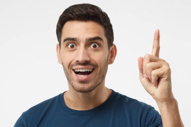 Bir fikrim var! Yakışıklı erkek tutma parmak yukarıya doğru başının üzerinde bir şeyler gösteriyor, işaret parmağı ile jest yapma çekti. Eureka, çözüm oturum kavramı