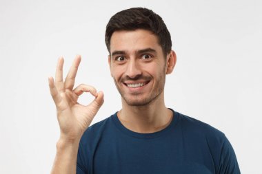 Gülümseyen, mimik, Ok işaret gösteren mutlu göz olan genç adam. Ok-hareket onun parmaklarıyla gösterilen beyaz erkek. Beden dili kavramı