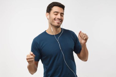 Ritmi yakalamak. İnci vibe hissediyorum. Güzel gülümseme, dans, onun en sevdiği şarkıyı dinlerken mavi tişört, yakışıklı delikanlı