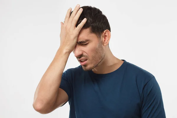 Nahaufnahme Porträt eines jungen Mannes mit Handfläche Geste. Enttäuschter gestresster Mann im blauen T-Shirt macht Facepalm mit der Hand. — Stockfoto