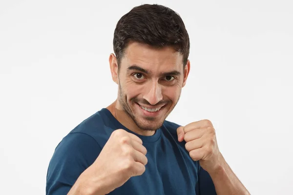 Retrato de cerca de un joven sonriente manteniendo sus puños listos para luchar y defenderse. Fuerte hombre deportivo boxeo, mirando a la cámara con sonrisa — Foto de Stock