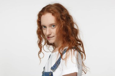 Yatay closeup headshot diğerleri gelecekte sürpriz için baş gösterilen ilgi ve fikirleri içinde sır döndü beyaz arka plan üzerinde izole Avrupa kadın genç yakışıklı Kızıl