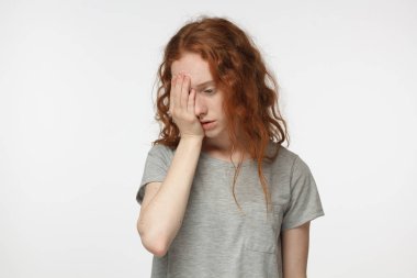 Hayal kırıklığına stresli Kızıl saçlı kadın yapma facepalm hareketi ile el. Yüz palm kavramı