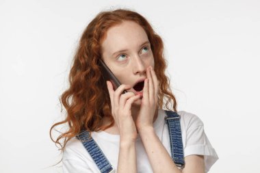 Sıkılmış Kızıl saçlı kız, anne ile konuşmak sıkıcı diye uyku, el ile ağzını kapatma esneme portre kadar izole üzerinde gri arka kapatmak