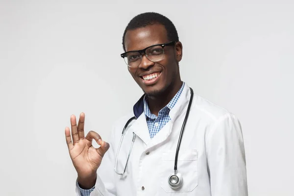 African doctor having happy look, smiling, gesturing, showing OK sign. Black medic showing OK-gesture with his fingers. Body language concept — Stock Photo, Image