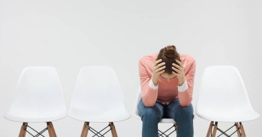 İnsan duyguları, tepki ve tutum negatif. Sıraya oturan sinirli sinirli öğrenci kız el ile kulakları rahatsız hissediyor kapsayan konsantre olamıyorum