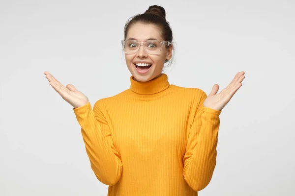 ¿Me tomas el pelo? ¡Oh, Dios mío! ¡Vaya! ¿En serio? Loca mujer joven conmocionada, mirando a la cámara con la boca abierta y los ojos con micrófonos, gritando —  Fotos de Stock