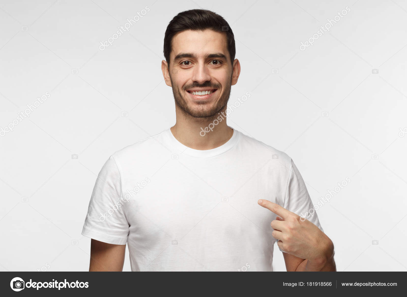 Diseño de camisetas y concepto de publicidad: un niño sonriente con una camiseta  blanca en blanco apuntándose a sí misma