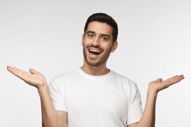 Kameraya, iki elinizle işaret ile açılan ağız şaşırmış şaşkın tereddüt adam beklenmedik haberler duymak şok görünüyor