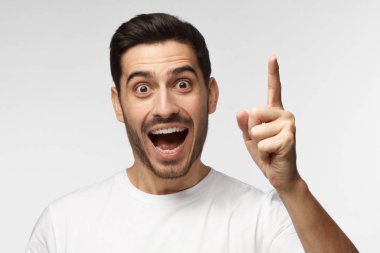 Bir fikrim var! Yakışıklı adam parmak tutmak yukarıya doğru başının üzerinde bir şeyler gösteriyor, işaret parmağı ile jest yapma çekti. Eureka, çözüm oturum kavramı