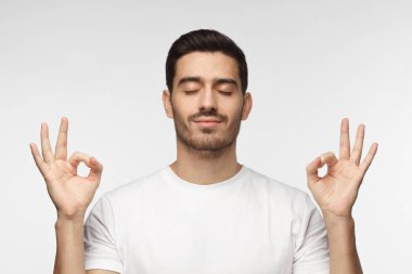 Kapalı gözlerle ayakta, denge ve uyum bulmaya rahatlama meditasyon, süre sahip rahat adam yoğunlaşmıştır. Yoga ve meditasyon kavramı