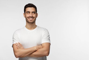 Yatay banner ile reklam metin veya logo, çapraz kolları ile ayakta için alan bakarak iyimser rüya gibi delikanlı portresi
