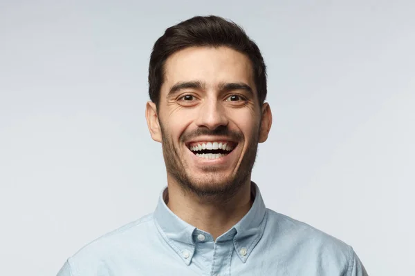 Örömteli modern optimista üzleti ember mosolyog nagyjából, azt mutatja, hogy fehér tökéletes fogak. Pozitív érzelmek, a mimika és a boldogság koncepciója. — Stock Fotó
