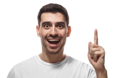 Ben harika bir fikir var! Parmak tutmak yakışıklı adam yukarı doğru başının üzerinde bir şeyler gösteriyor, işaret parmağı, beyaz arka plan üzerinde izole jestle yapma çekti. Eureka, çözüm oturum kavramı