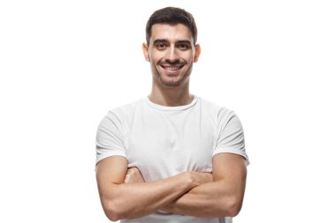Yakışıklı adam boş t-shirt ayakta ile gülümseyen portresi 