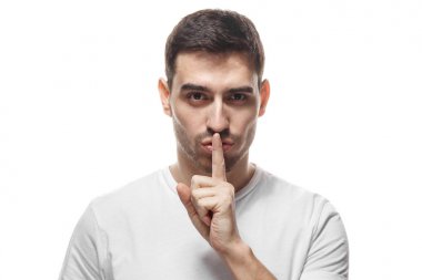 Sıkı yakışıklı ile sessiz sessizlik için veya sessiz olmak isteyen bir jest, izole beyaz arka plan üzerinde
