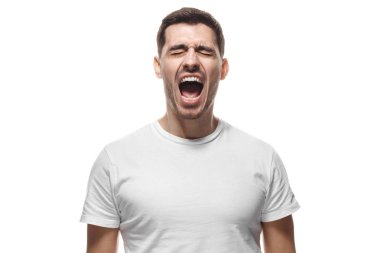 Boş beyaz tshirt izole kapalı gözlerle çığlık çılgın genç adam 
