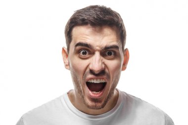 Beyaz backgroung karşı izole ayakta ve umutsuzca çığlık öfkeli bağıran adam closeup çekim. Kavram ne yaptın