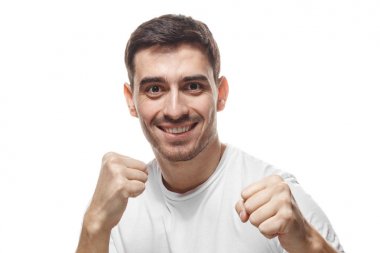 Güçlü sportif adam boks, gülümseyerek kameraya bakıyor. Yumruklarını mücadele ve kendini savunma hazır tutmak gülümseyen genç adam portresi kapatın. 