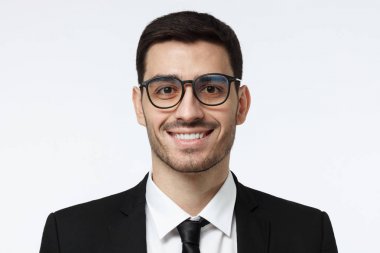 Yakışıklı iş adamı gri arka plan üzerinde izole resmi kıyafetli gülümseyen portresi kapatın