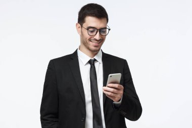 Genç başarılı neşeli satış müdürü onun smartphone tek elle mesaj yazarak