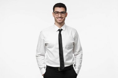 Genç satıcısı, mutlu pozitif Yöneticisi, gri arka plan üzerinde izole portresi 