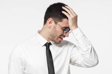 El ile hayal kırıklığına stresli Ofis Yöneticisi yapım facepalm jest. İş adam yüz palm kavramı
