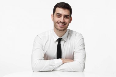 Genç erkek mali ajanı tartışma, Masa başında oturan için hazırdır. Banka müdürü dişlek gülümseme ile karşılama