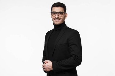 Genç yakışıklı erkek mimar isolaten gri arka plan üzerinde yatay çekim