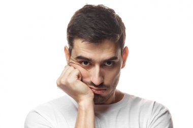 Beyaz tshirt ile kafasına sıkılmış genç adam portresi headshot çene izole üzerinde gri arka plan