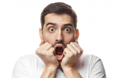 OMG duygu gösterilen sürpriz, utanç ve karışık genç bir adam. Bakan iki eliyle ağzını kapsayan hayretler içinde böcek adam şok