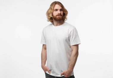 Avrupa sakallı adam teşkil etmektedir gri arka plan üzerinde izole boş beyaz pamuklu tshirt