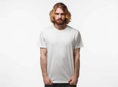 Boş beyaz tshirt gri arka plan üzerinde izole ciddi acımasız adam