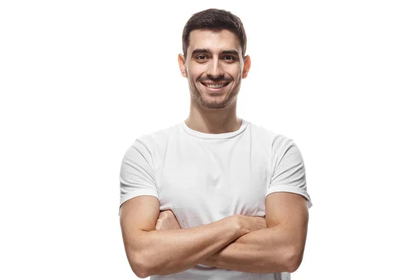 Retrato de homem bonito sorridente em branco t-shirt de pé com — Fotografia de Stock