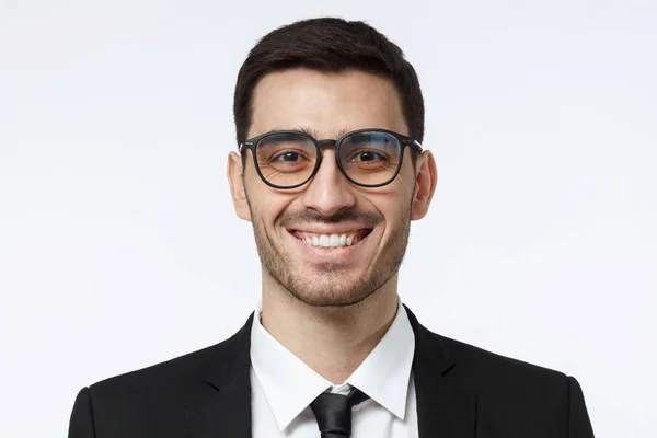 Vízszintes fejlövés vállalkozások jóvágású férfi képen elszigetelt a szürke háttér elegáns szemüveget a bemutató boldog barátságos mosoly, ha hajlandó-hoz osztozik az legújabb ötletek — Stock Fotó