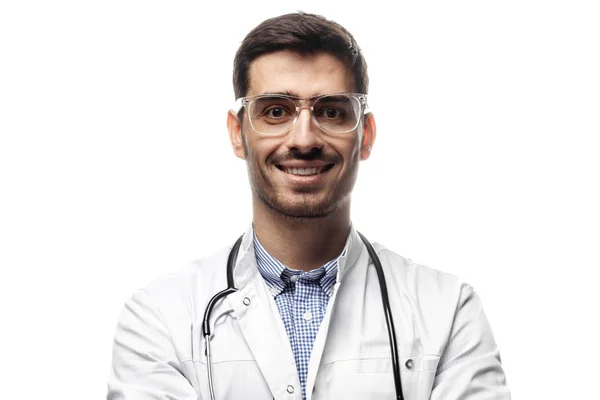Retrato de entusiasta guapo sonriente doctor con gafas transparentes, mirando a la cámara —  Fotos de Stock