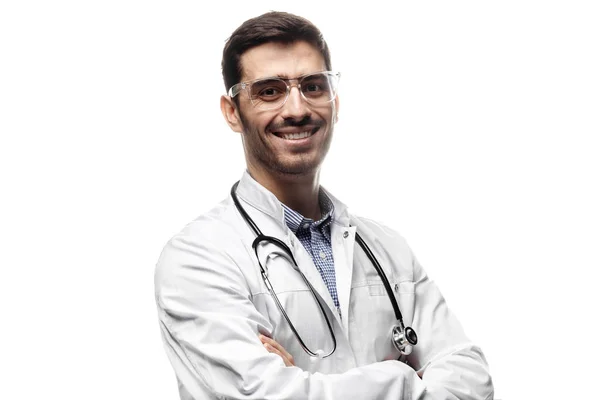 Foto horizontal de un guapo médico con uniforme blanco y estetoscopio en la foto aislado sobre fondo blanco sonriendo amigable y mostrando calma y confianza a los pacientes —  Fotos de Stock