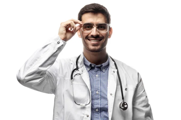 Retrato de hombre confiado sonriente médico sosteniendo gafas transparentes, aislado sobre fondo blanco —  Fotos de Stock