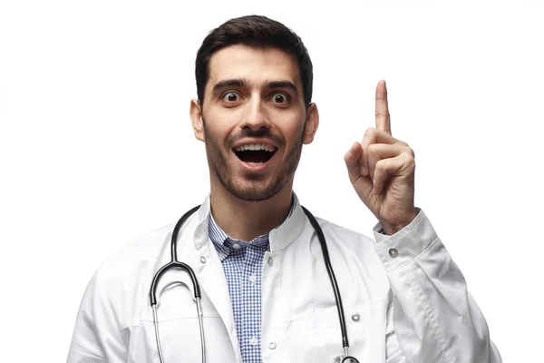 ¡Tengo una idea! Hombre doctor manteniendo el dedo hacia arriba, mostrando algo por encima de su cabeza, haciendo gesto con el dedo índice —  Fotos de Stock