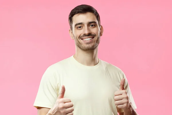 Optimistický mladý izolované na růžovém pozadí objevil palce s pozitivní emoce obsahu a štěstí. Pojem spokojenost s kvalitou a doporučení — Stock fotografie