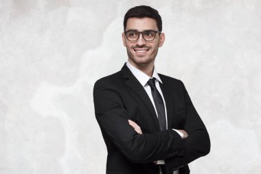Yakışıklı olan Avrupa ya da rahat duygu mutlu emin gülümseme, gösterilen çarpı işareti, silah sahip parlak arka plan resmi takım elbise ve gözlük, izole işadamı varoluş portresi