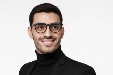 Kapalı studio fotoğraf yakışıklı Avrupa adamın beyaz arka plan bir kenara sanki düşünce ve fikirler için yeni gelişmiş çözüm arayan, kalan seyir izole gözlüklü siyah giyimli