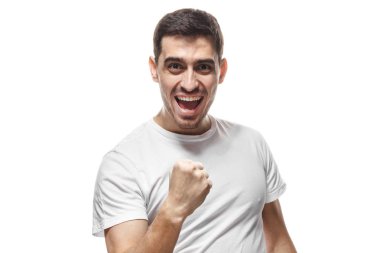 Kapalı genç yakışıklı beyaz adam sanki yaptığını söyleyerek jest yapma sanki rekabet, kazandığı heyecanlı seyir beyaz T-shirt giymiş resimde izole üzerinde beyaz arka plan resmini