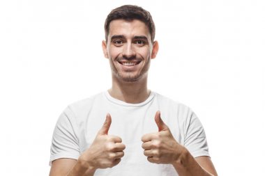Beyaz arka plan üzerinde izole portre resmi genç yakışıklı Avrupa beyaz erkek beyaz T-shirt başparmak gösterilmesini ve pozitif seyir, ürün veya hizmet kalite tavsiye giyinmiş