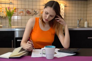 uzun saçlı kadın, bir öğrenci, ev hanımı endişeli bir l ile