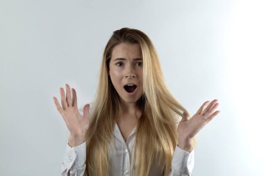 sürpriz şok ve korkmuş genç kadın bağırıyor ve onun ha atar