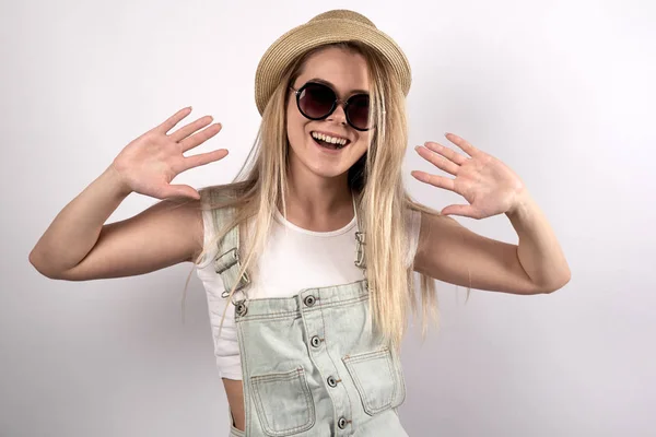 Vacker ung kvinna tonåring i solglasögon och hatt poserar för — Stockfoto