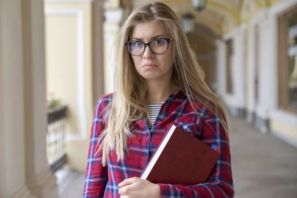 Ritratto di una giovane studentessa infelice in luce naturale. Vestito — Foto Stock